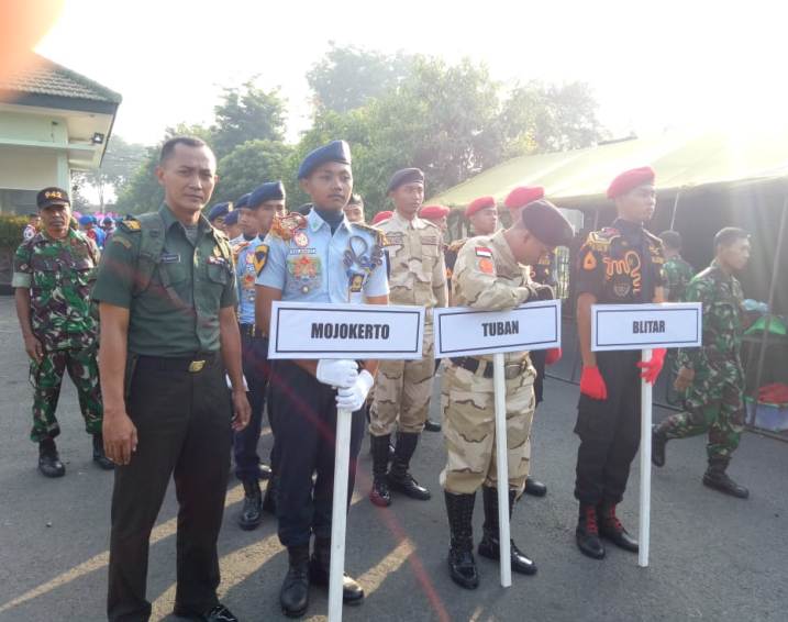 Pasiter Kodim 0815 Dampingi Pelajar SMKN 1 Pungging Dalam Lomba PBB Kreasi Antar SMA Se-Jatim