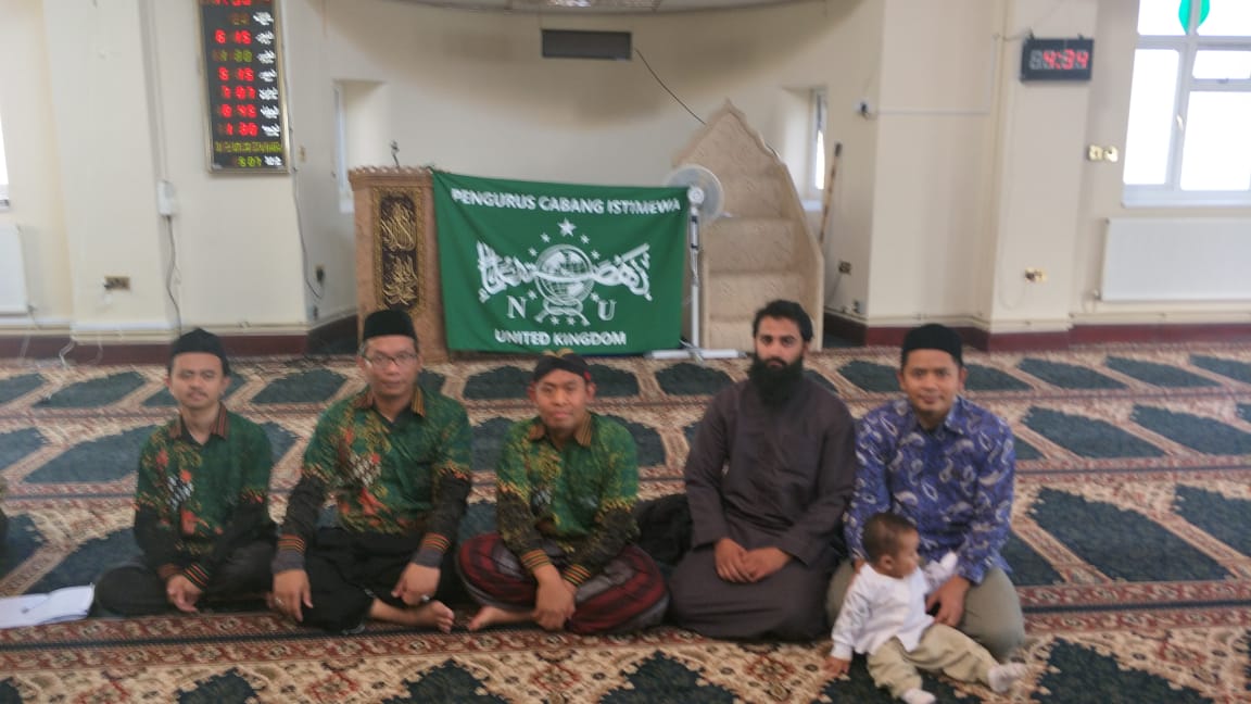 Imam Shaleem bersama Munawir Aziz, dan aktivis PCI NU United Kingdom lainnya. (Foto: ist/ngopibareng.id) 