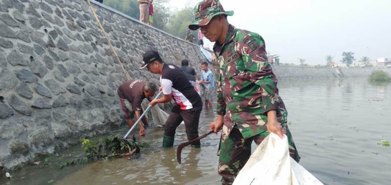 Danpos Ramil beraama Camat dan Kapolsek Mojoanyar turun langsung dalam pembersihan Kali Sadar