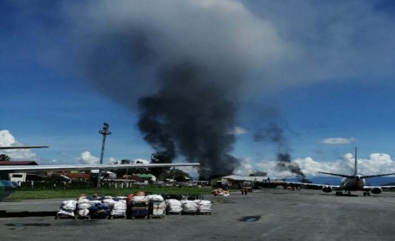 Aksi rusuh di dekat bandara Wamena, Senin, 23 September 2019. Kemenhub pastikan bandara tetap beroperasi. (Foto: Ant)