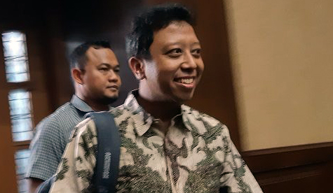 Romahurmuziy, terdakwa kasus makelar jabatan saat menghadiri sidang pembacaan eksepsi di Pengadilan Tipikor, Jakarta, Senin, 23 September 2019. Dalam eksepsinya, Rommy menyebut KPK sengaja menghilangkan peran Khofifah dan KH Asep dalam kasus ini. (Foto: Ant)