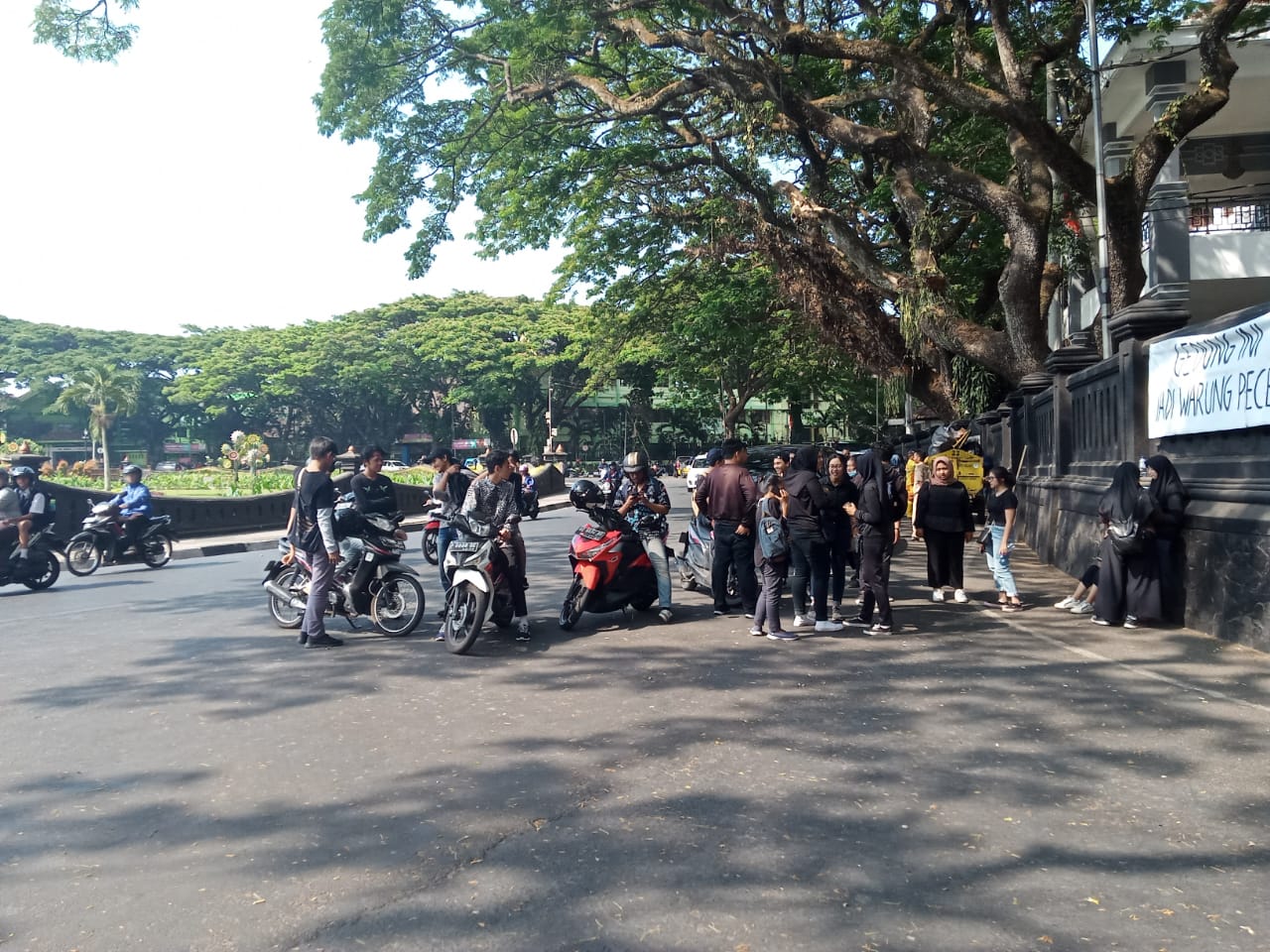 Terlihat sisa sebagian massa aksi yang bersiap meninggalkan Gedung DPRD Kota Malang. (Foto: Theo/ngopibareng.id)