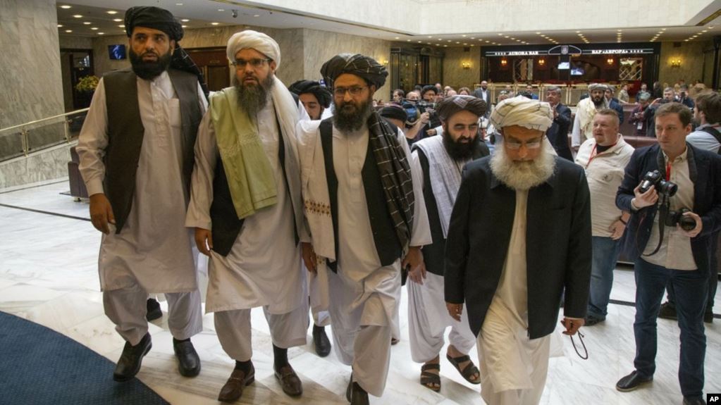 Juru bicara Taliban Afghanistan, Suhail Shaheen  bersama delegasi Taliban di China. (Foto: voa)