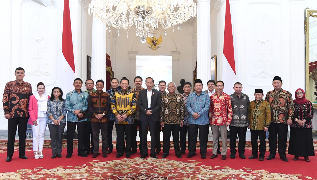 Presiden Joko Widodo (Jokowi) saat menerima pimpinan DPR RI di Istana Merdeka, Senin 23 September 2019. (Foto: BPMI Setpres)