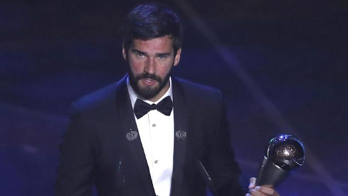 Kiper Liverpool Alisson Becker raih gelar Kiper Terbaik Dunia FIFA 2019. (Foto: Antonio Calanni/AP Photo)