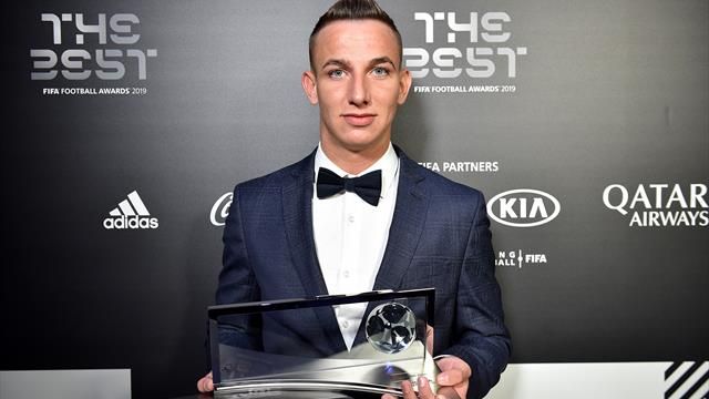 Daniel Zsori meraih piala Puskas Award 2019 di ajang The Best FIFA Football Awards 2019. (Foto: Twitter The Best FIFA)