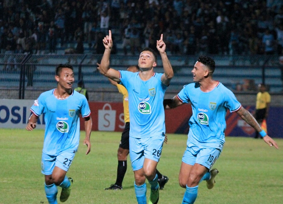 Trio Lini Serang Persela, Sugeng Efendi, Rafinha, dan Alex saat melakukan selebrasi. (Foto: Nasih/ngopibareng.id)