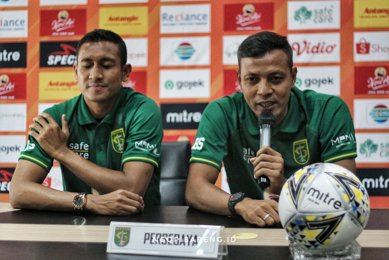 Asisten pelatih Persebaya, Bejo Sugiantoro, bersama pemain M. Syaifuddin. (Foto: Haris/ngopibareng.id)