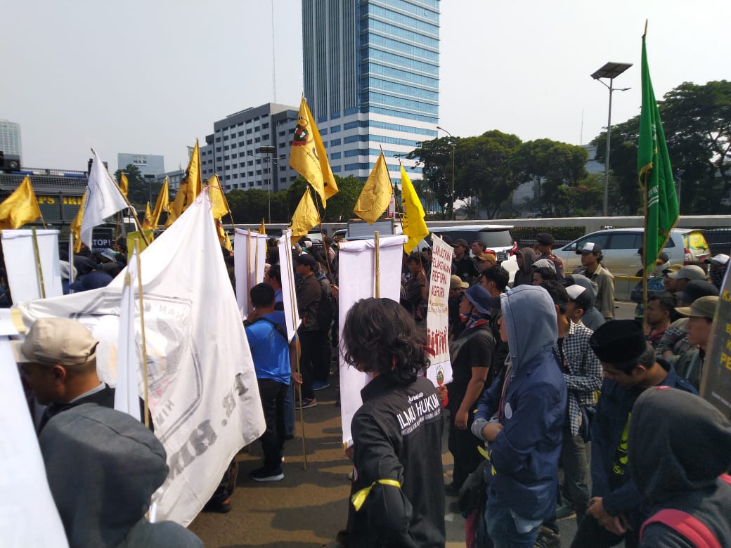 Aliansi mahasiswa dari berbagai daerah mendatangi gedung DPR RI. Mereka menolak RUU KUHP dan Revisi UU KPK. (Foto: Asmanu/ngopibareng.id)