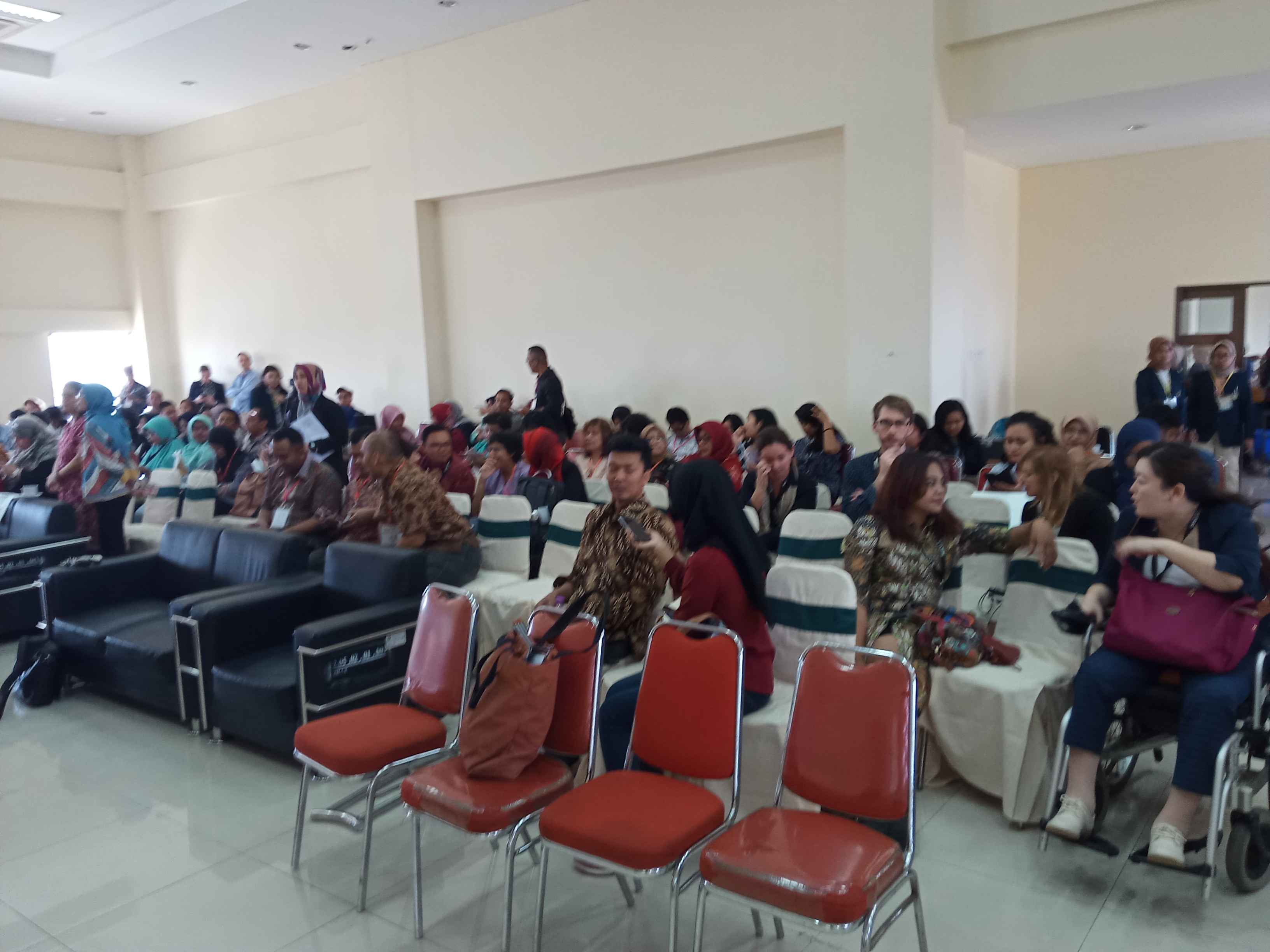 Para peserta Konferensi Penyandang Disabilitas di Gedung C, Lantai 10, Fakultas Hukum (Theo/ngopibareng.id)