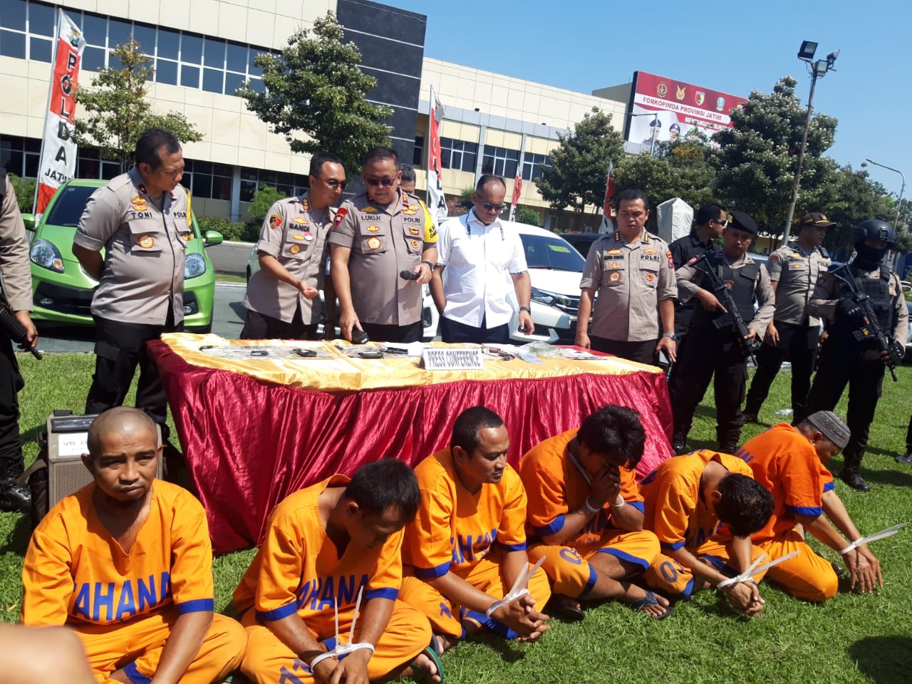 Polda Jawa Timur ungkap sindikat pencurian kendaraan bermotor (curanmor) dengan GPS di halaman Mapolda Jatim. (Foto: Haris/ngopibareng.id)