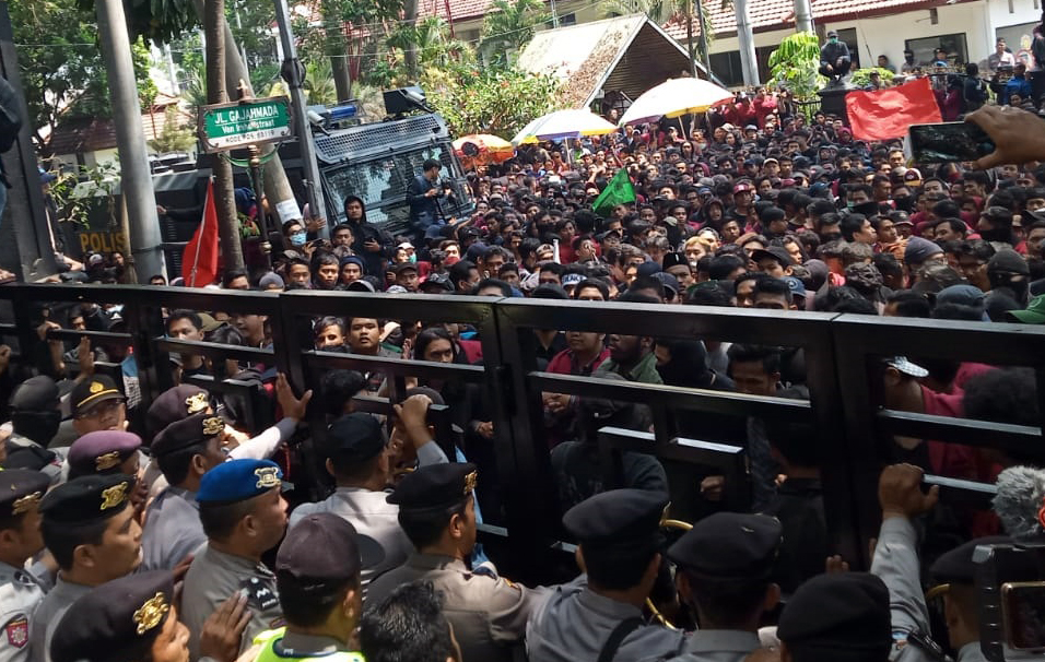 Aksi massa peringatan hari tani Indonesia di depan Gedung DPRD Kota Malang berlangsung ricuh. (Foto: Theo/ngopibareng.id)