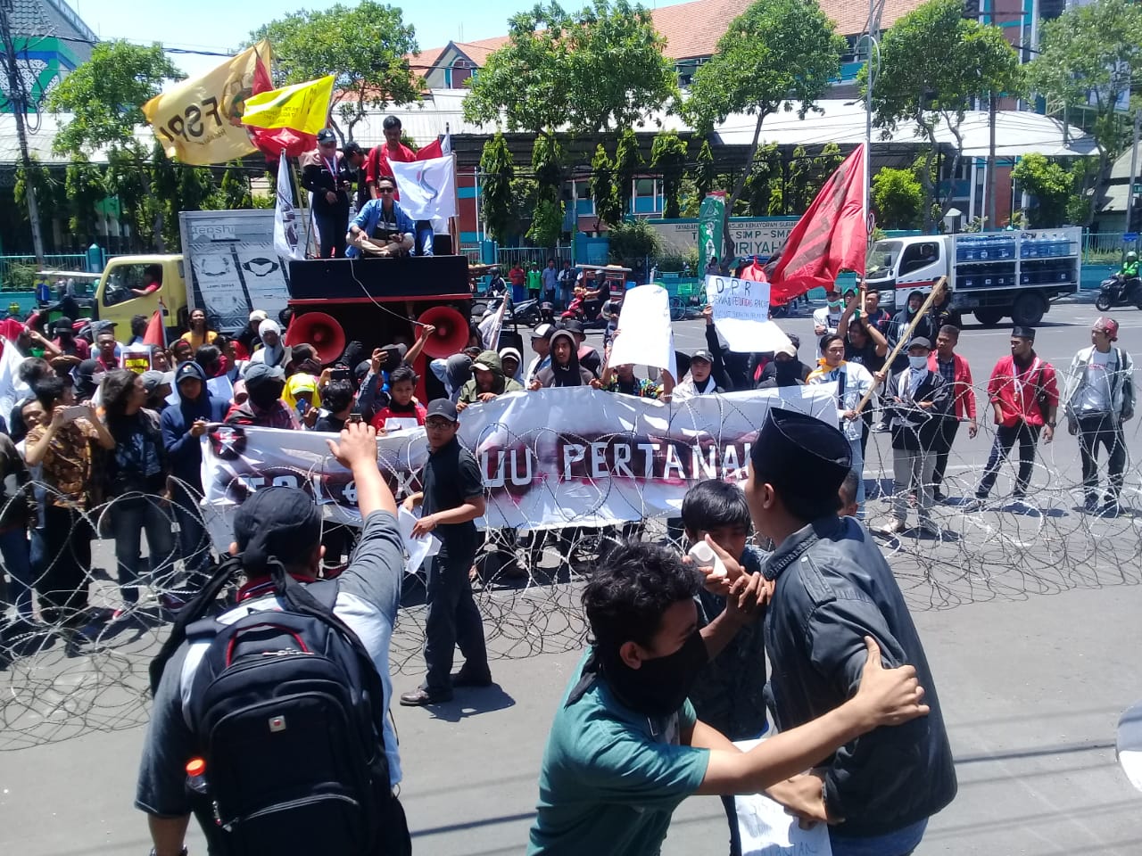 Massa saat berdemonstrasi di depan DPRD Jatim. (Foto: Faiq/ngopibareng.id)