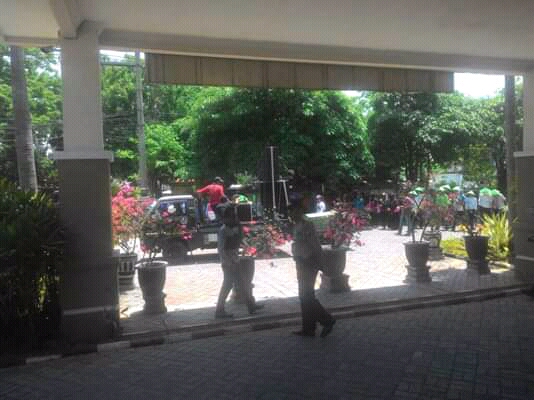 Situasi Gedung DPRD Lamongan saat didemo para petani. (Foto: Nasih/ngopibareng.id)