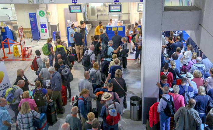 Penumpang pesawat Thomas Cook yang menumpuk di bandara Athena, Yunani, menunggu dipulangkan setelah bangkrut biro perjalanan tertua di dunia itu. (Foto:QuestFrance)