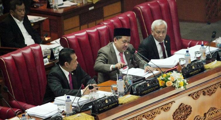 Sidang dipimpin Fahri Hamzah mengetuk palu pertanda disahkan RUU Pesantren di DPR RI, Senayan Jakarta. (Foto: ist/ngopibareng.id)