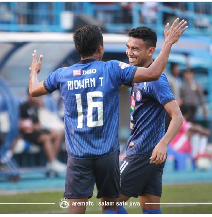 Ridwan Tawainella saat mencetak gol untuk Arema FC kontra PSS Sleman (instagram: aremaofficial)