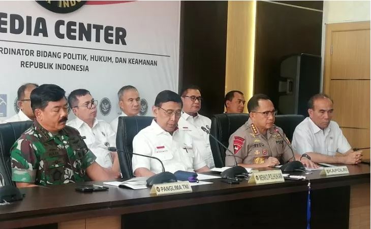 Kapolri Jenderal Polisi Tito Karnavian (dua dari kanan) bersama Menko Polhukam Wiranto, Panglima TNI Marsekal TNI Hadi Tjanjanto, dan Kepala BSSN Letjen TNI (Purnawirawan) Hinsa Siburian saat konferensi pers di Kantor Kemenko Polhukam, Jakarta, Selasa 24 September 2019. (Foto: Antara/Zuhdiar Laeis)