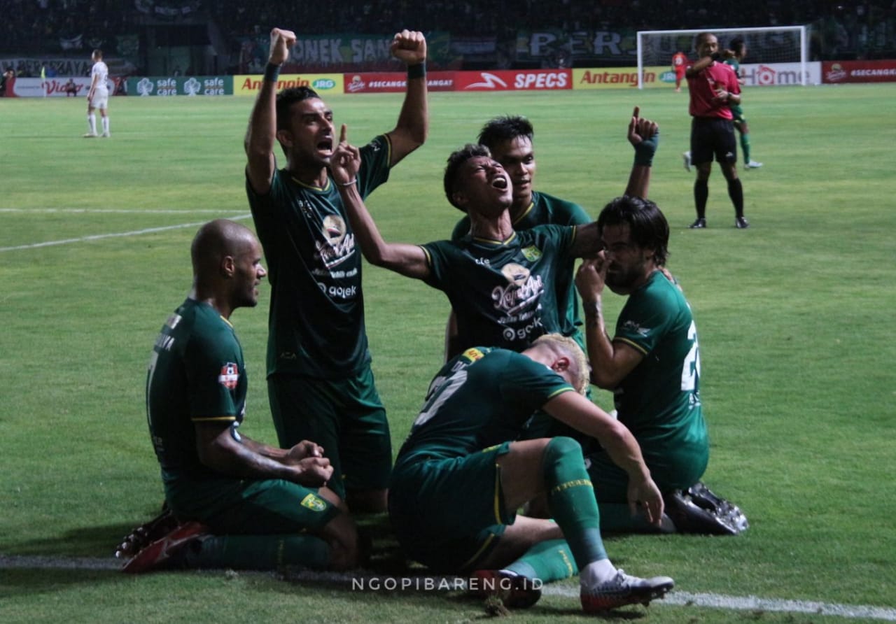 Selebrasi pemain Persebaya setelah menciptakan gol ke kandang lawan. Persebaya untuk sementara unggul 1-0 di babak pertama melawan Bali United, di Stadion Gelora Bung Tomo, Selasa 24 September 2019. (Foto: haris/ngopibareng.id)