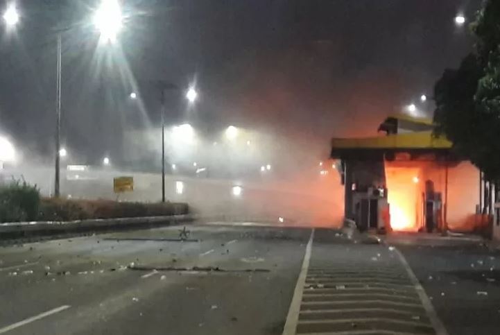 Pintu Tol Pejompongan, Jakarta, dilalap api diduga dibakar demonstran, Selasa 24 September 2019. (Foto: Antara/Devi Nindy Sari)