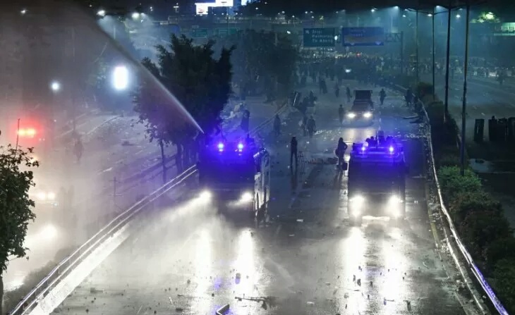 Polisi dengan dua mobil water canon berusaha mengurai massa mahasiwa di Jakarta, Selasa 24 September. Bentrokan terjadi saat polisi berusaha membubarkan aksi mahasiswa yang menolak sejumlah Undang-undang yang diusulkan DPR. (Foto: Antara/M.Risyal Hidayat)