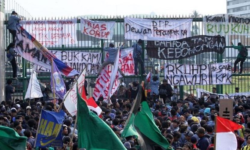 Unjuk rasa mahasiswa di depan DPR, Selasa, 24 September 2019. (Foto: detik.com)