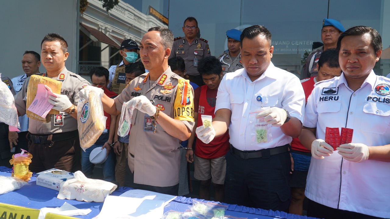 Kapolrestabes Surabaya Kombes Pol Sandi Nugroho saat konferensi pers ungkap kasus narkoba di Mapolrestabes, Rabu 25 September 2019. (Foto: Faiq/ngopibareng.id)