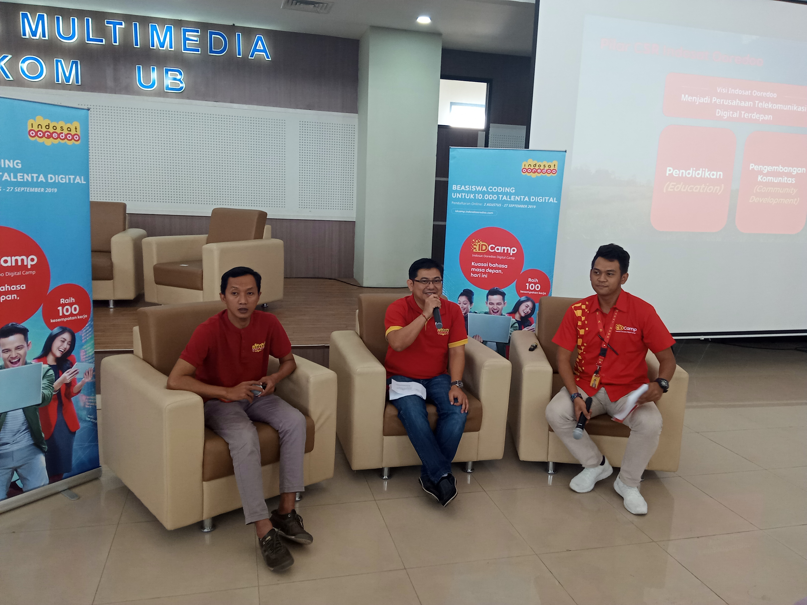 AVP-Head of Marketing Communications Indosat Ooredoo, Heru Wahyudi (kiri) SVP-Head of Sales East Java Indosat Ooredoo, Wulang Prabowo (tengah) dan Media Officer Indosat Ooredo, Almansyah (kanan) saat acara Roadshow IDcamp di Filkom UB (Foto: Theo/ngopibareng.id)