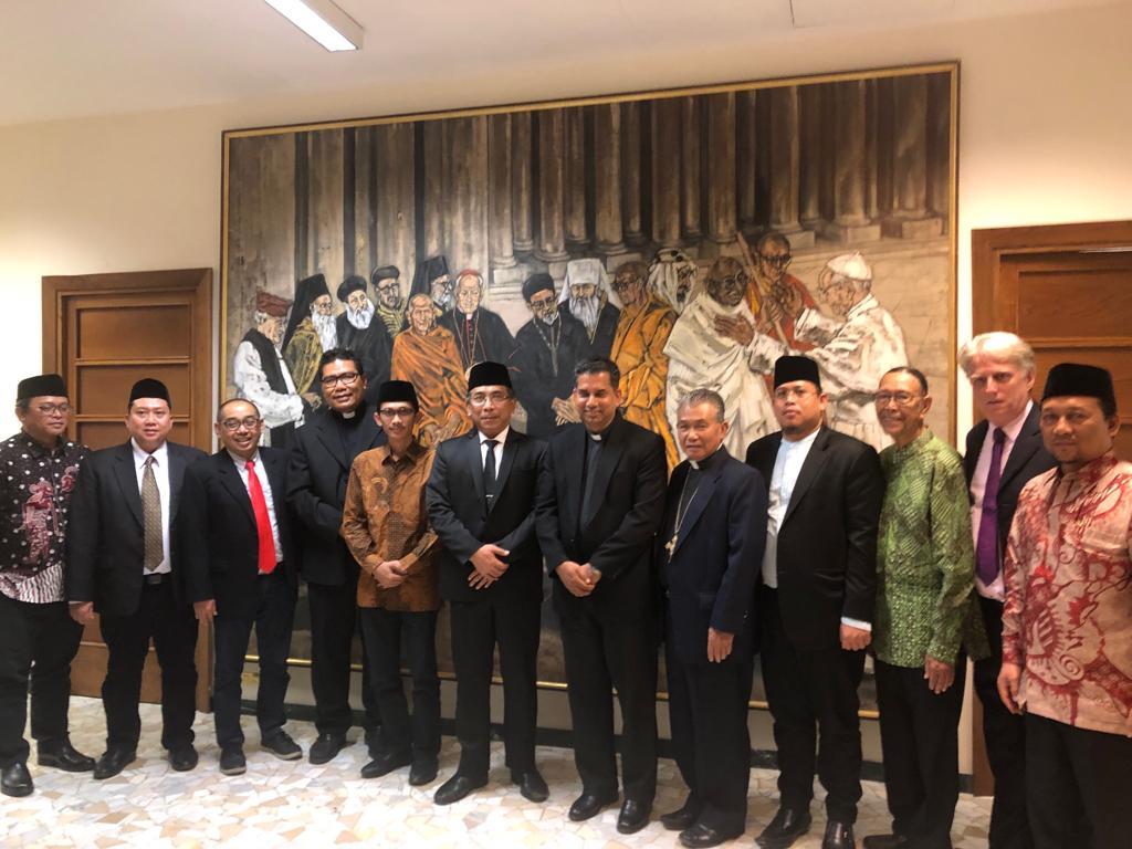 Delegasi perdamaian RI dipimpin KH Yahya Cholil Staqut foto bersama di Vatikan. (Foto: arif afandi/ngopibareng.id)