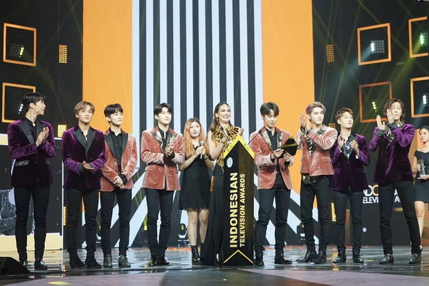 Boy group populer asal Korea Selatan, NCT 127 dianugerahi sebuah penghargaan khusus di ajang Indonesian Television Awards (ITA) 2019. (Foto: Instagram @indonesiantvawards)