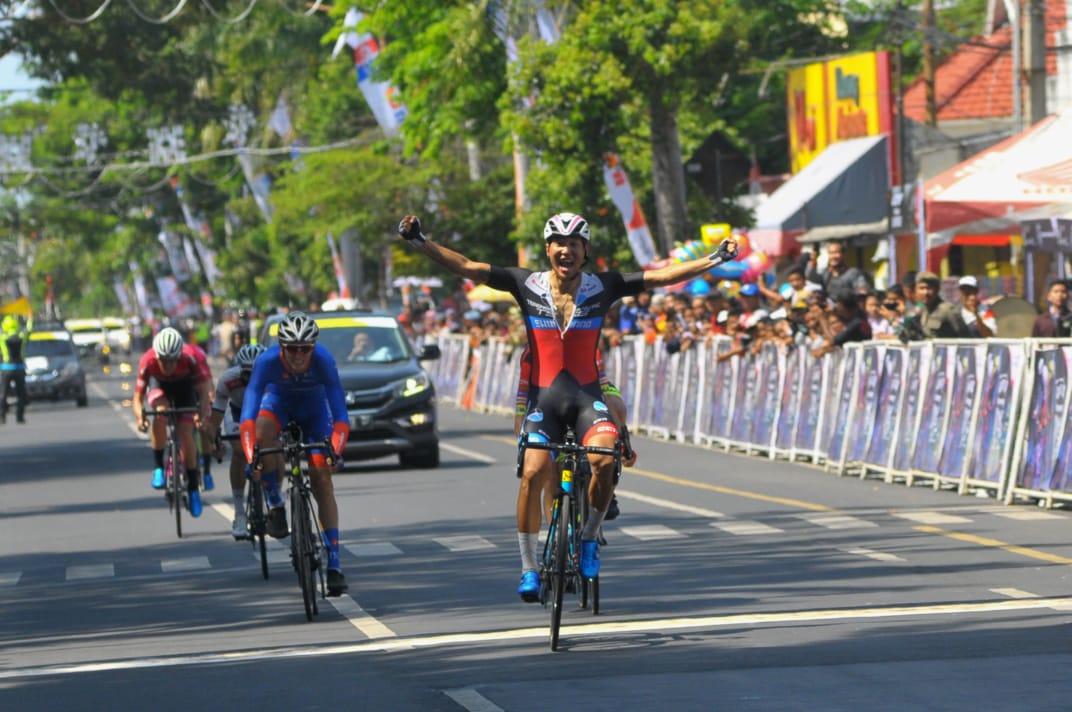 Etape pertama International Tour de Banyuwangi Ijen (ITdBI) 2019 menjadi milik pembalap asal Mongolia, Maral-Erdene Batmunkh dari Terengganu inc. TSG Cycling Team (Malaysia). Batmunkh melahap rute sejauh 133,2 kilometer dengan catatan waktu 3 jam, 3 menit dan 36 detik. Robbie Hucker dari Ukyo Team berada di posisi kedua dan Jesse Ewart dari Sapura Cycling Team di posisi ketiga. (Foto: Erfan/ngopibareng.id)