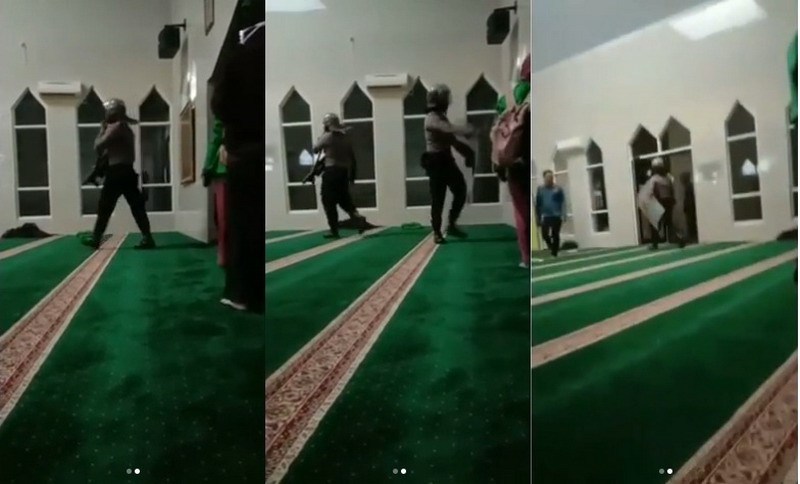 Sejumlah oknum polisi mengejak massa demonstrasi yang kabur ke dalam Masjid Syuhada Sulawesi Selatan. (Foto: Instagram @makassar_iinfo)