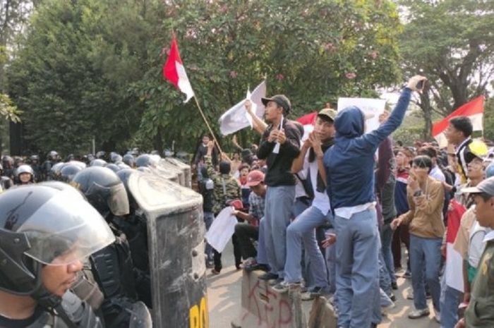 Para pelajar #STMMelawan ikut aksi demo tolak Rancangan Undang-undang Kitab Undang-undang Hukum Pidana (RUU KUHP), Rabu 25 September 2019.