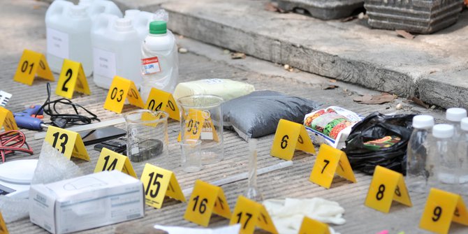 Barang bukti yang berhasil diamankan dari terduga teroris saat penangkapan di kawasan Cilincing, Senin 23 September 2019.