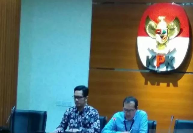  Wakil Ketua KPK Saut Situmorang (kanan) dan Juru Bicara KPK Febri Diansyah saat jumpa pers di gedung KPK, Jakarta, Rabu 25 September 2019 terkait penetapan dua tersangka baru dalam pengembangan perkara suap proyek pembangunan Sistem Penyediaan Air Minum (SPAM) di Kementerian Pekerjaan Umum dan Perumahan Rakyat Tahun Anggaran 2017-2018. (Foto: Antara/Benardy Ferdiansyah)