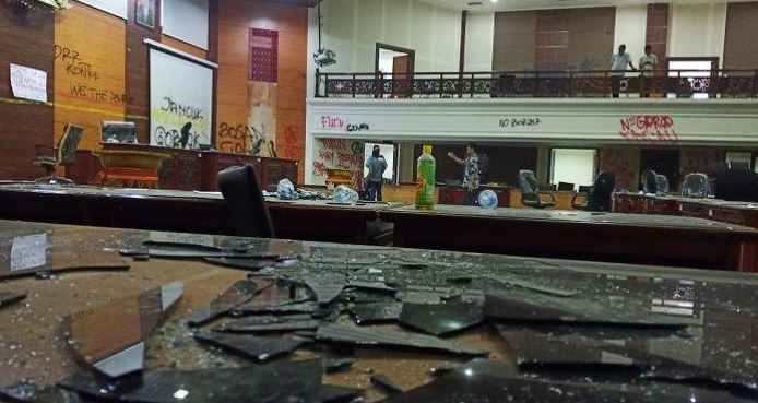 Aksi vandalisme, corat-coret dinding gedung DPRD Sumatera Barat, Rabu 25 September 2019.