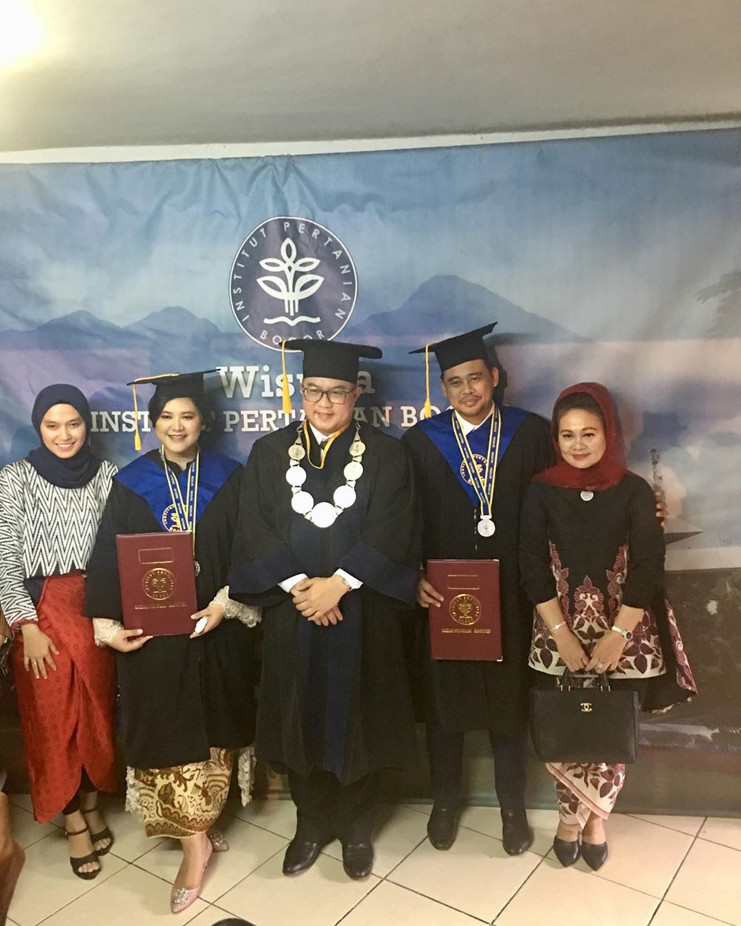 Kahiyang Ayu dan Bobby Nasution didampingi keluarga diwisuda S2 IPB Bogor, Rabu 25 September 2019. (Foto: Instagram Kahiyang Ayu)