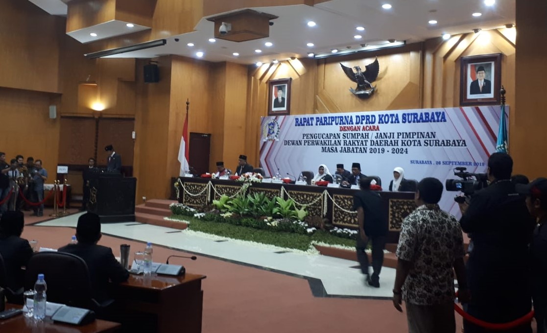 Rapat paripurna sekaligus pelantikan dan pengambilan sumpah pimpinan DPRD Kota Surabaya. (Foto: Alief/ngopibareng.id)