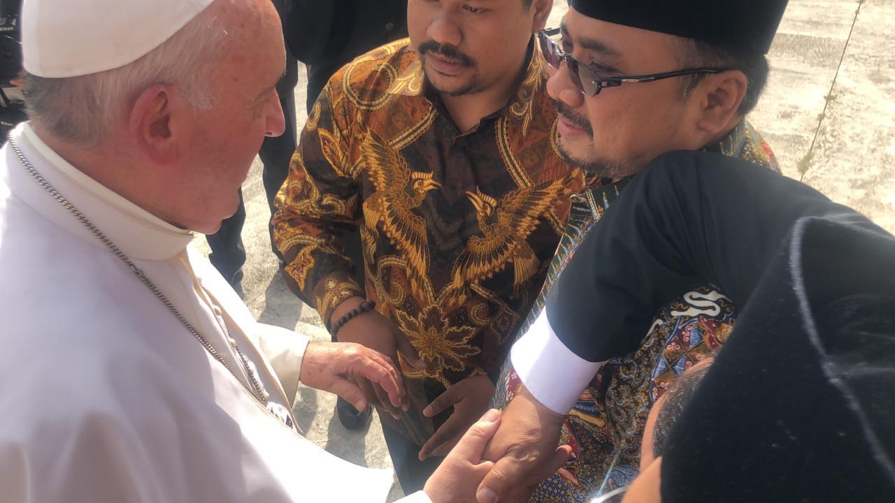 Ketua Umum PP GP Ansor Yaqut Cholil Qoumas dan jajaran pimpinan bersalaman dengan Paus Fransiskus usai menyampaikan dokumen GP Ansor Declaration on Humanitarian Islam, di Vatikan. (Foto: photovat.com)