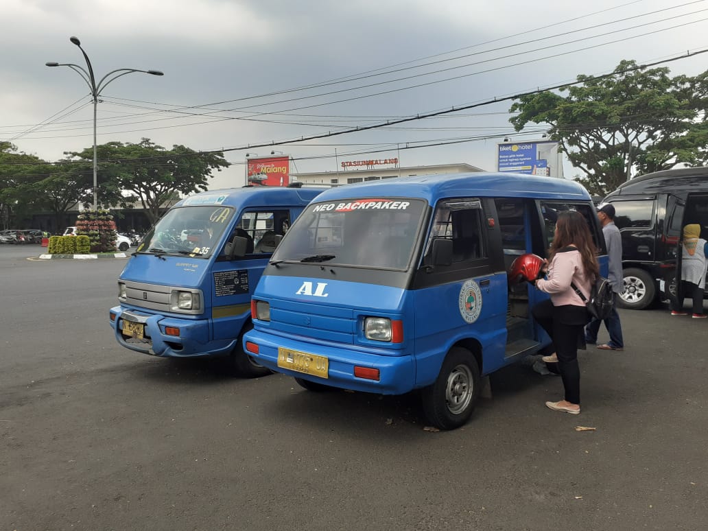 Salah seorang penumpang trayek angkot AL di Stasiun Malang Kota Baru. (Foto: Theo/ngooibareng.id)