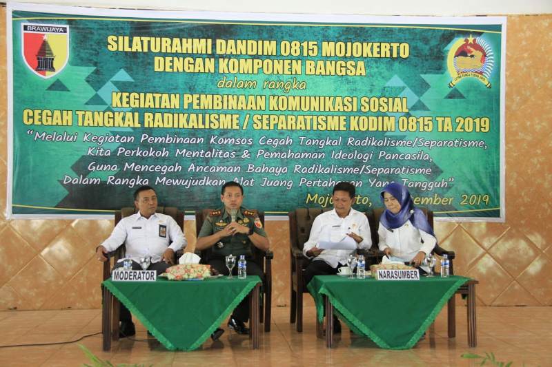 Dandim 0815 Mojokerto Letkol Kav Hermawan Weharima, SH., saat membuka diskusi panel di Pendopo Griya Paramitra, Cikaran Kota Mojokerto