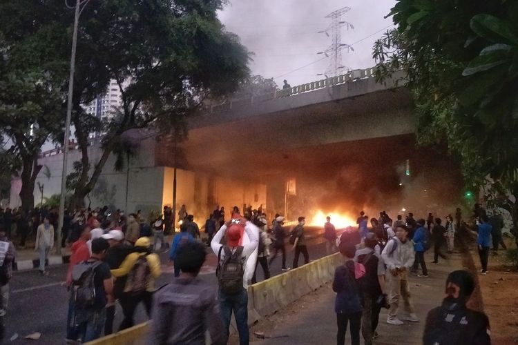 Unjuk rasa yang berujung kericuhan di Senayan, Jakarta. (Foto: Kompas.com)