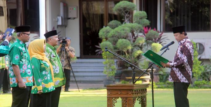 Bupati Irsyad Yusuf saat mengambil sumpah jabatan pejabat baru di lingkungan Pemkab Pasuruan. (Foto: Dok Humas)