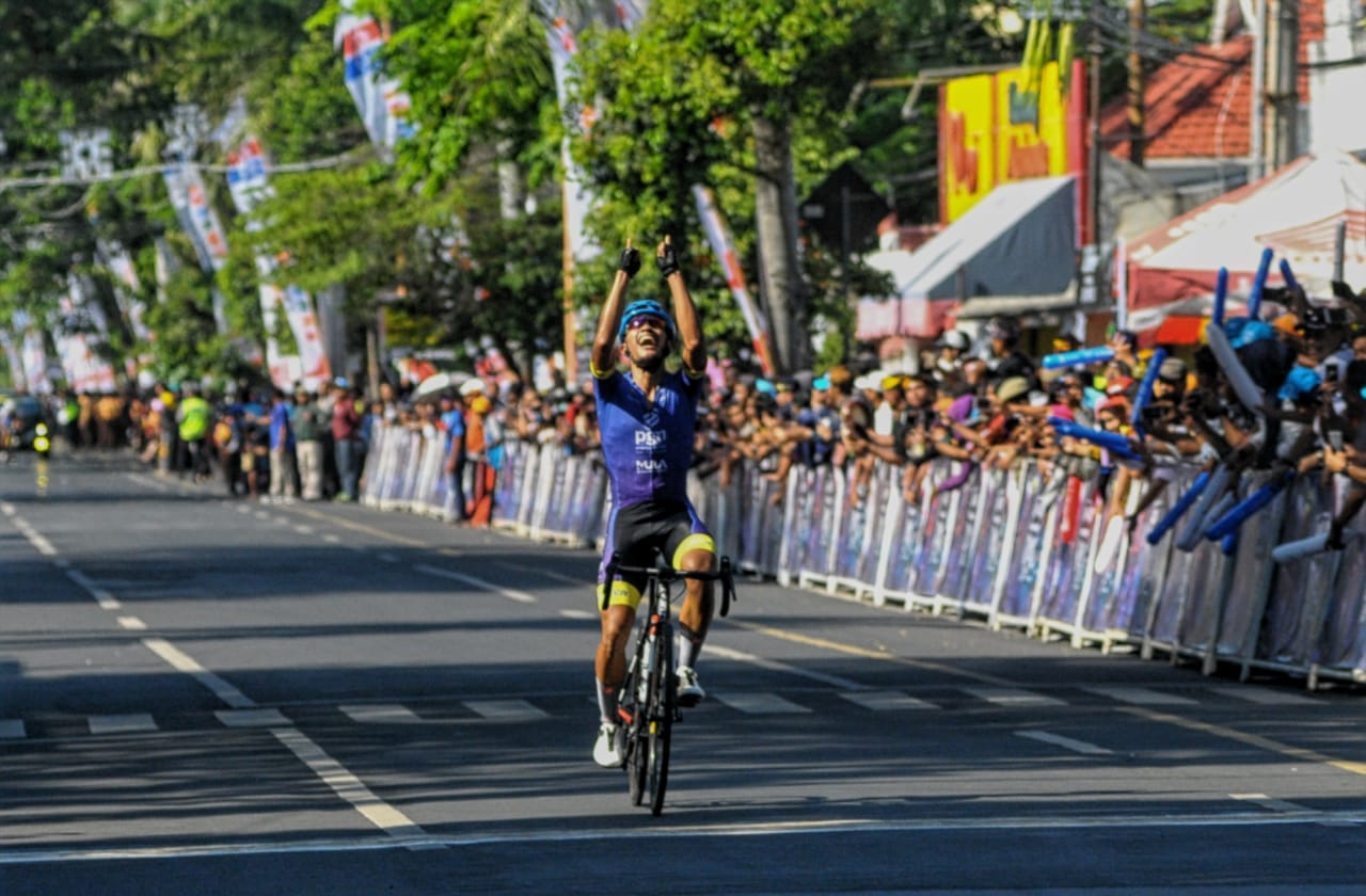 Aiman Cahyadi dari PGN Team, berhasil menjuarai etape kedua International Tour de Banyuwangi Ijen (ITdBI) 2019, dengan catatan waktu 3 jam 34 menit 04 detik. Kemenanngan pertamanya di ITdBI 2019 tersebut dipersembahkan Aiman Cahyadi untuk mendiang M. Taufik yang berpulang awal September lalu. (Foto: Erfan/ngopibareng.id)