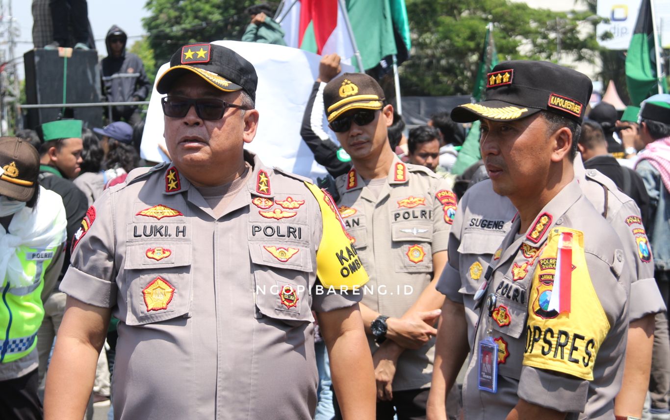 Kapolda Jawa Timur, Irjen Luki Hermawan dan Kapolrestabes Surabaya saat mengamankan aksi demo mahasiwa di kantor DPRD Jawa Timur, Kamis 26 September 2019. (Foto: Haris/ngopibareng.id)