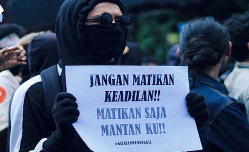 Salah satu poster yang menarik perhatian saat aksi mahasiswa. (Foto: Antara)