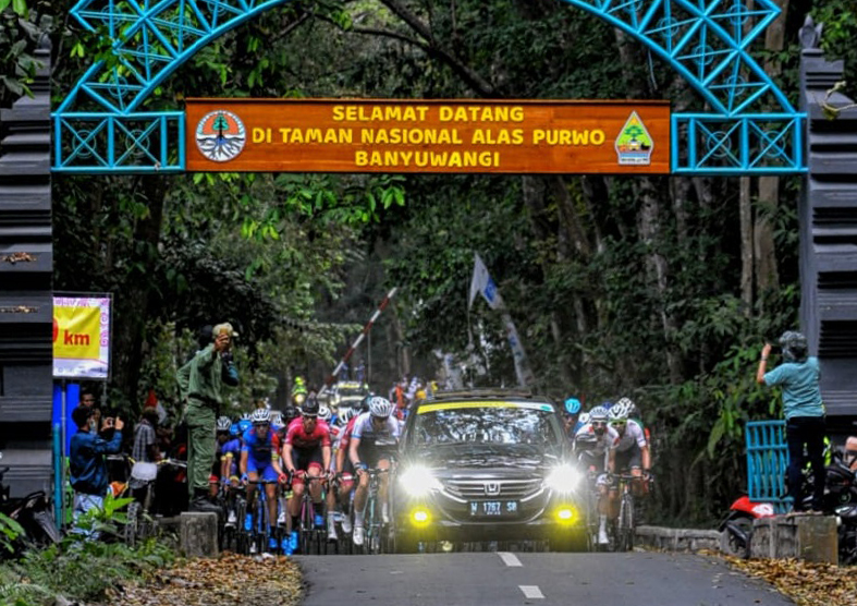 Para pembalalap saat melakukan start di gerbang pintu masuk Taman Nasional Alas Purwo, Kabupaten Banyuwangi, Kamis 26 September 2019. (Foto: Erfan/ngopibareng.id)