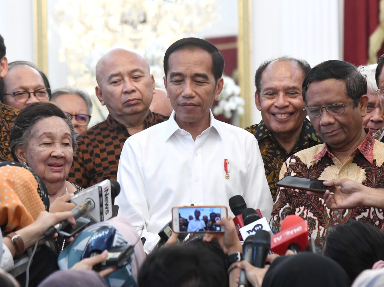 Presiden usai bertemu dengan puluhan cendekiawan dan budayawan di Istana Merdeka, pada Kamis, 26 September 2019. (Foto: Setpres)