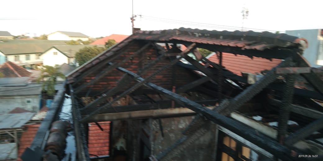 Rumah terbakar di kawasan Pulosari Surabaya. (Foto: Istimewa/Ngopibareng)