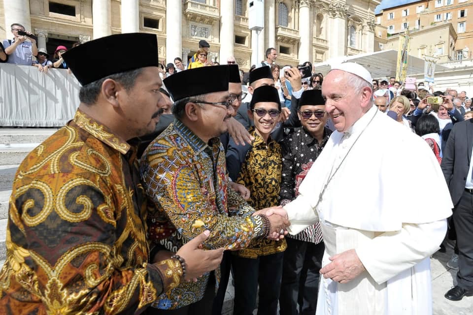 Ketum GP Ansor Yaqut Cholil Qoumas saat menyalami Paus di Basilica, Vatikan. (Foto Photovat.com)